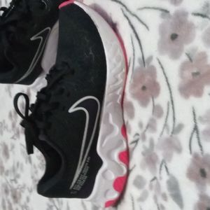 Nike ladies shoes Size 6 1/2 black and with a pop of pink. Like new only worn 2x
